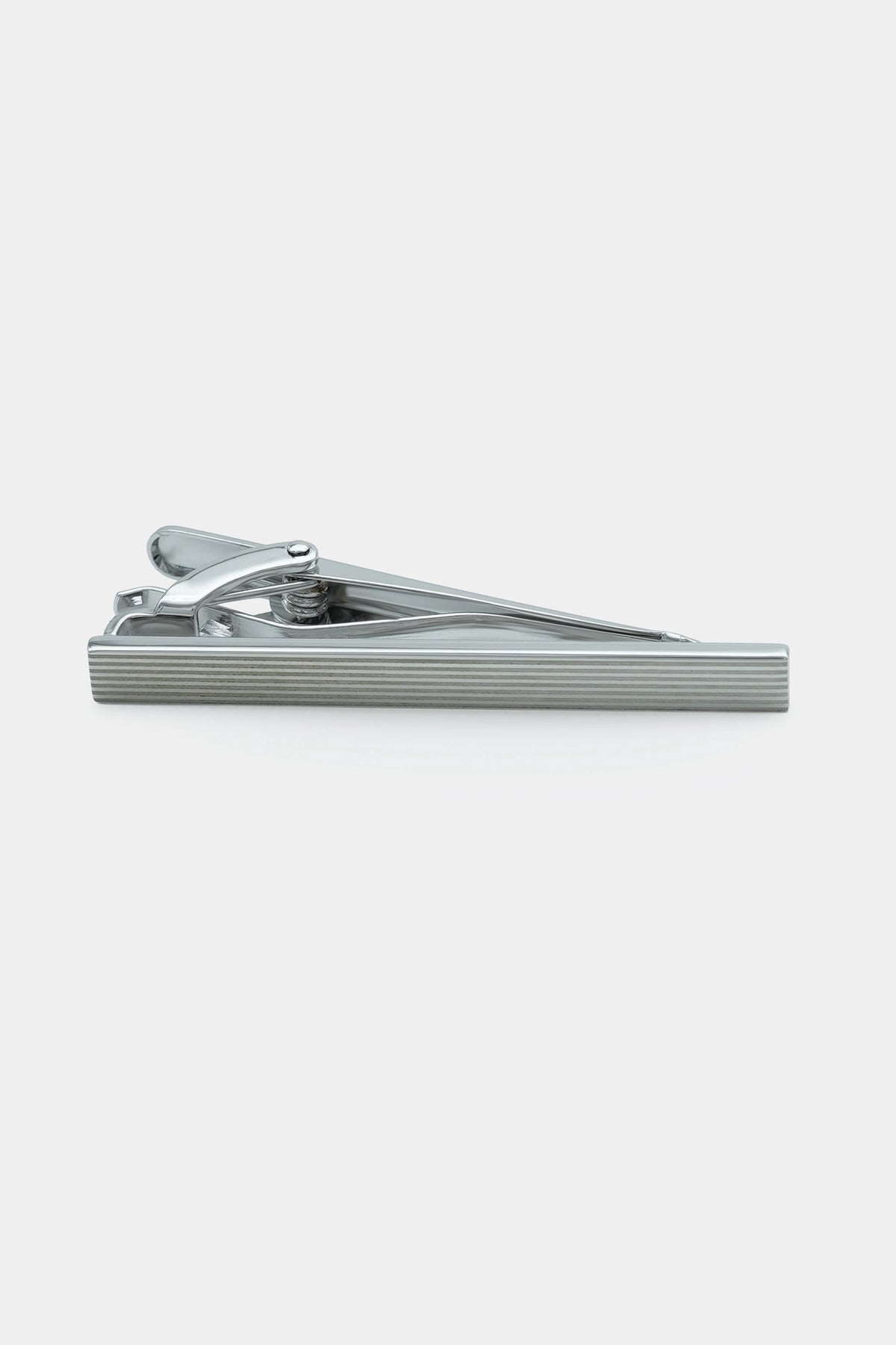 Silver tie clip with ribbed bar and raised hinge