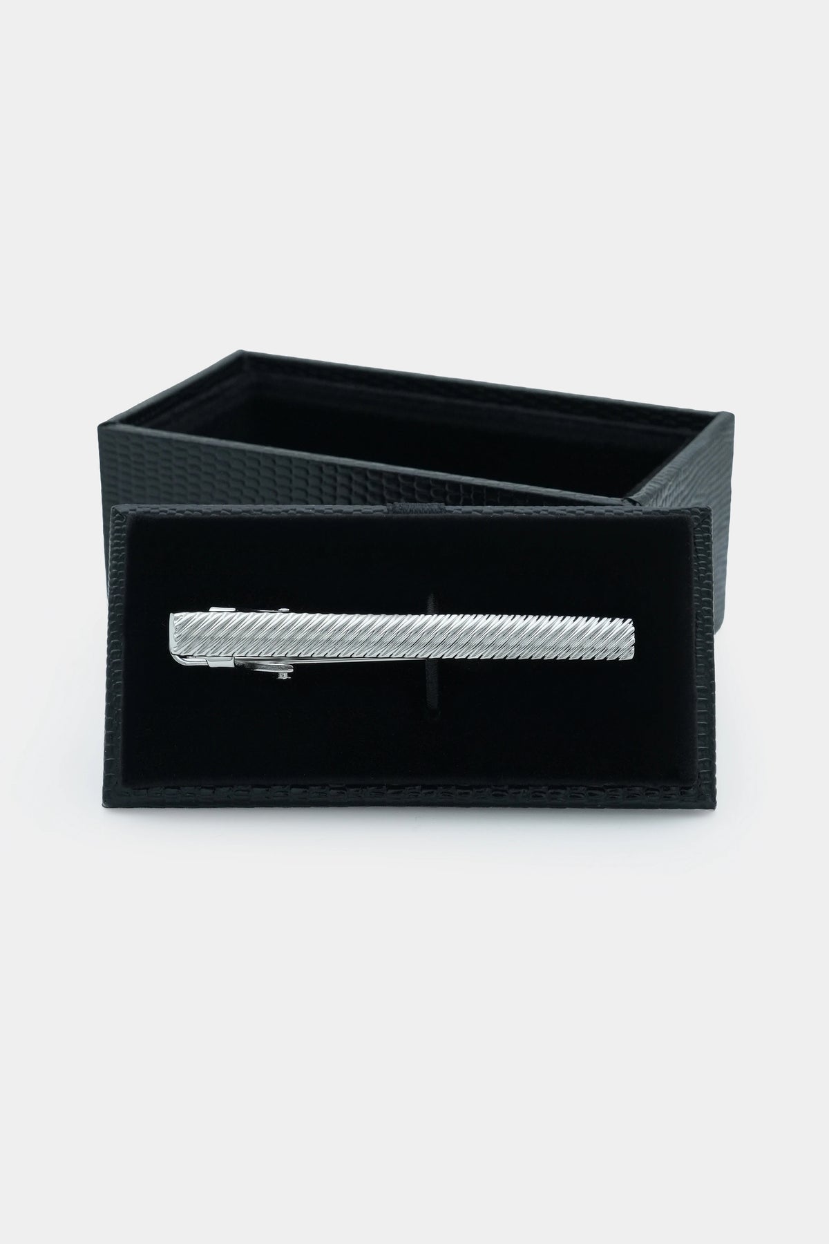 Silver ribbed tie pin in a black gift box