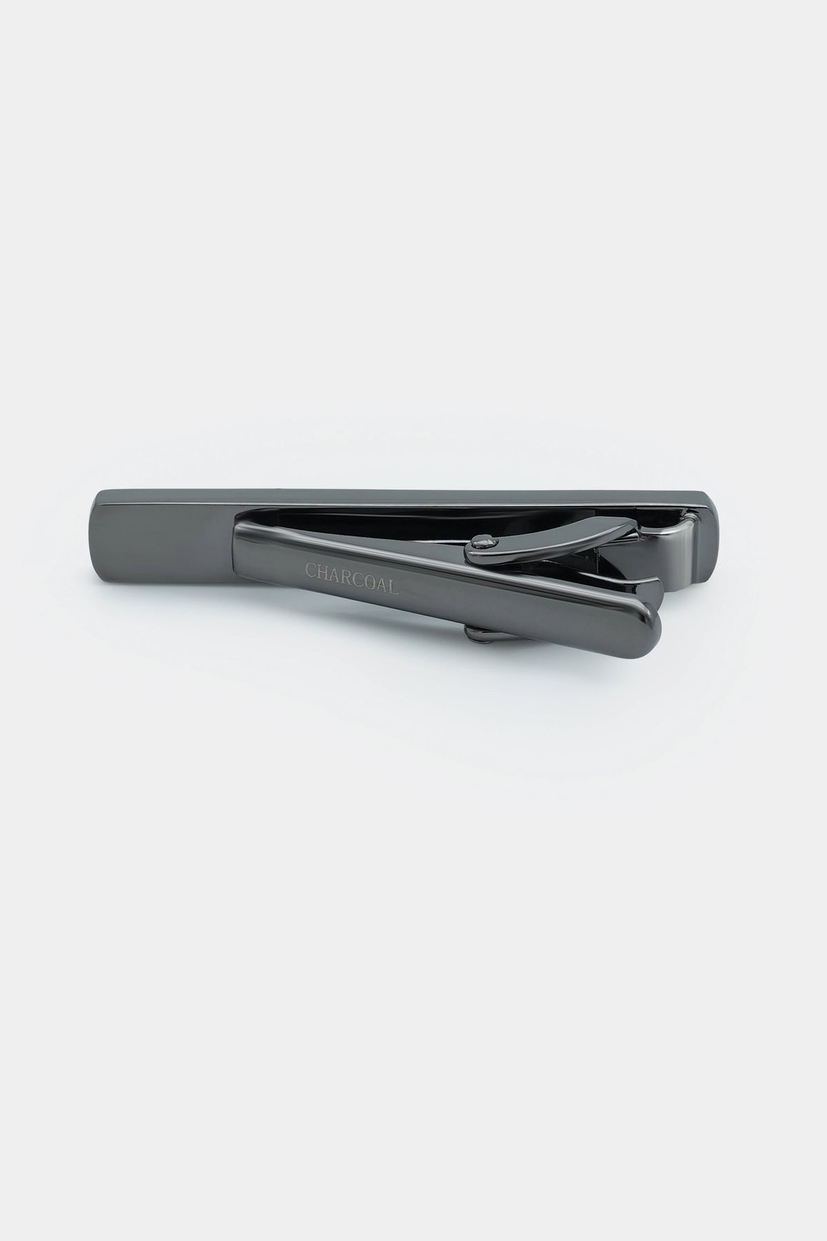 Metal tie pin with ridged bar and cross clasp in gray finish
