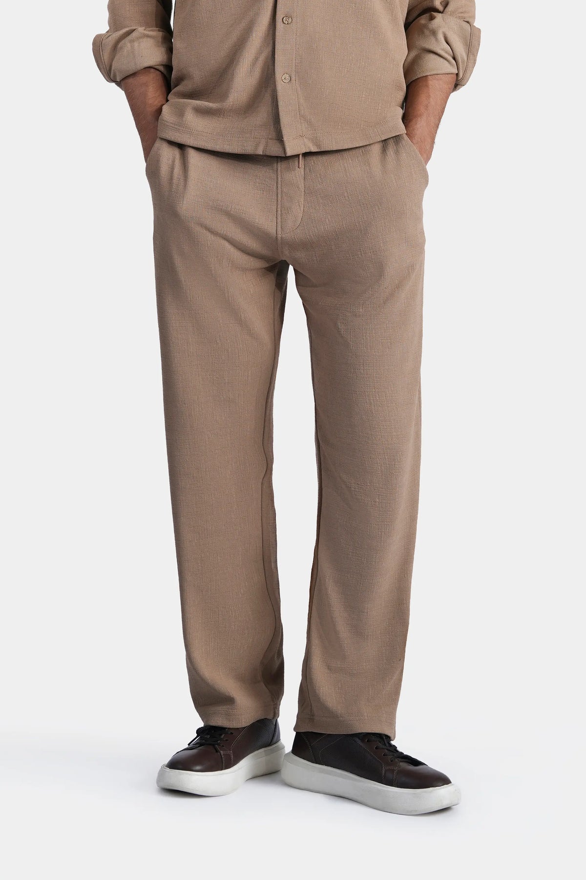 Khaki loose-fit trousers with front fly and side pockets, full-length