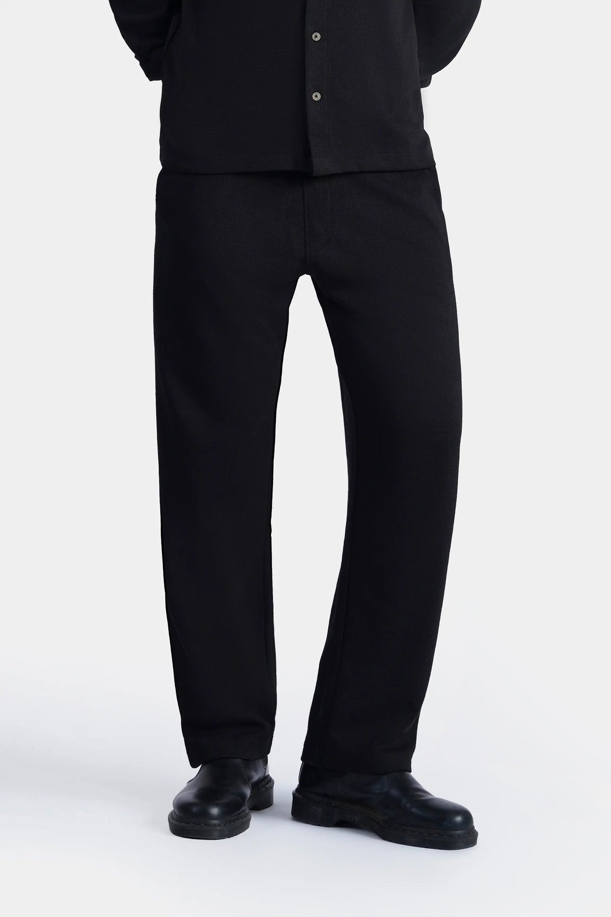 Loose-fit black trousers, straight leg with relaxed waistband