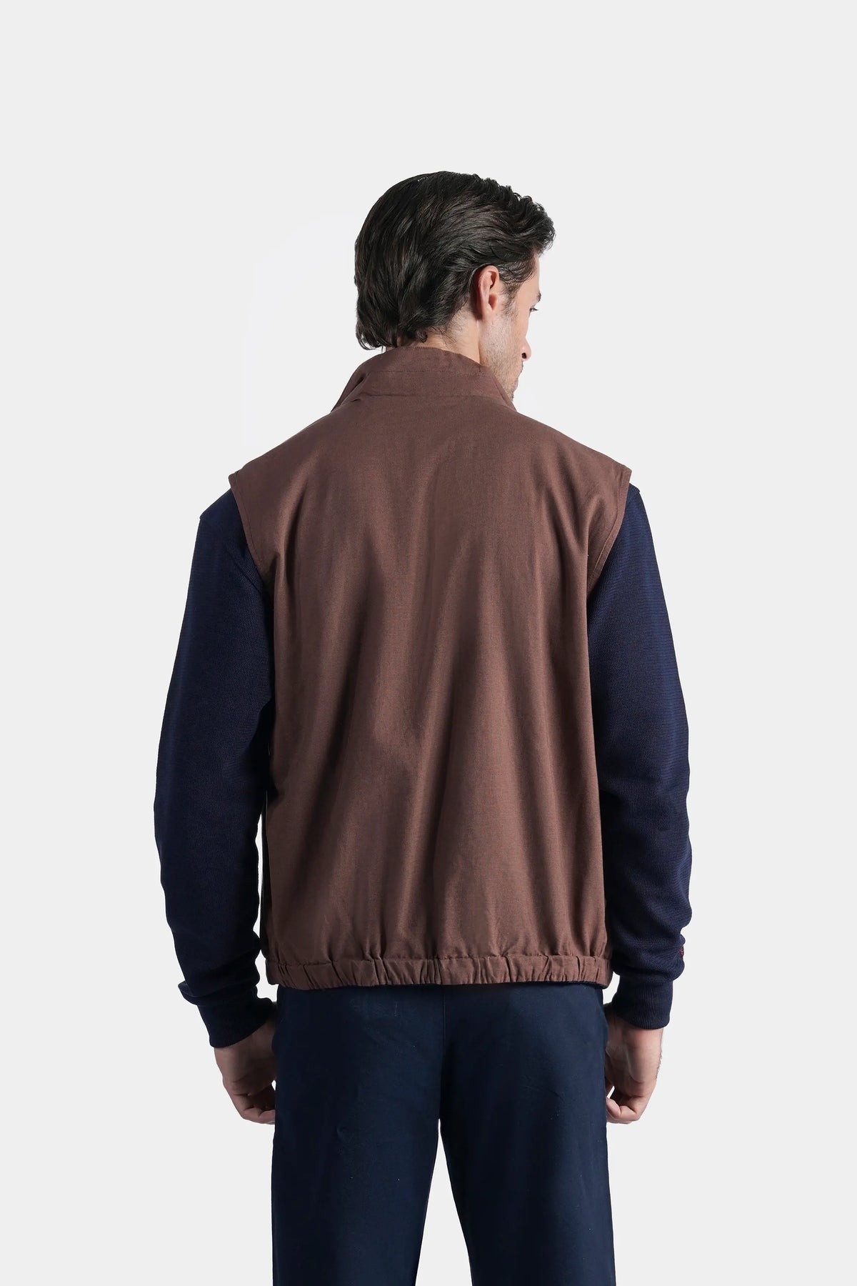 Reversible sleeveless jacket back in rust-brown, high collar and elastic hem
