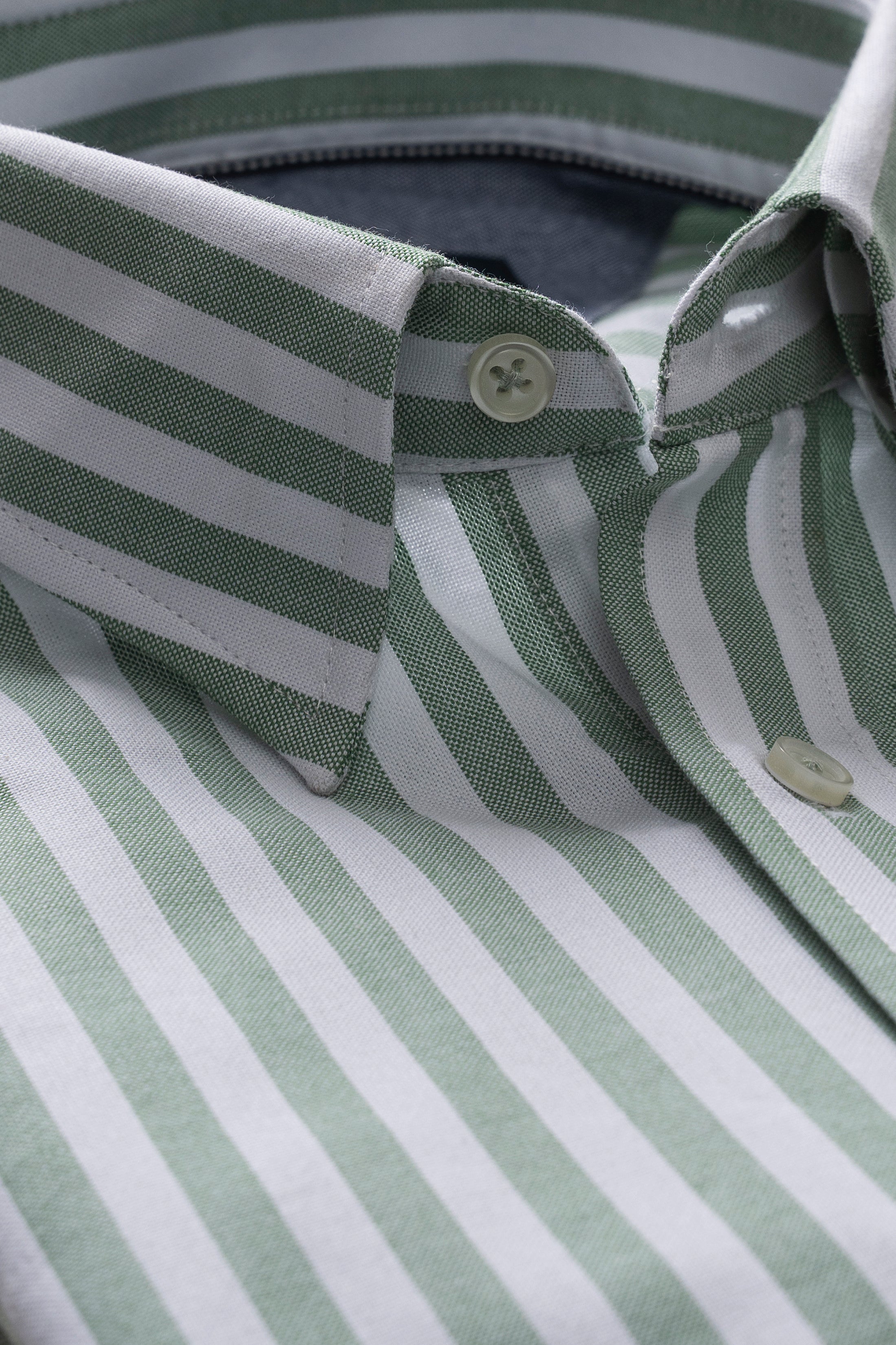 HIDDEN BUTTON DOWN COLLAR GREEN STIPED