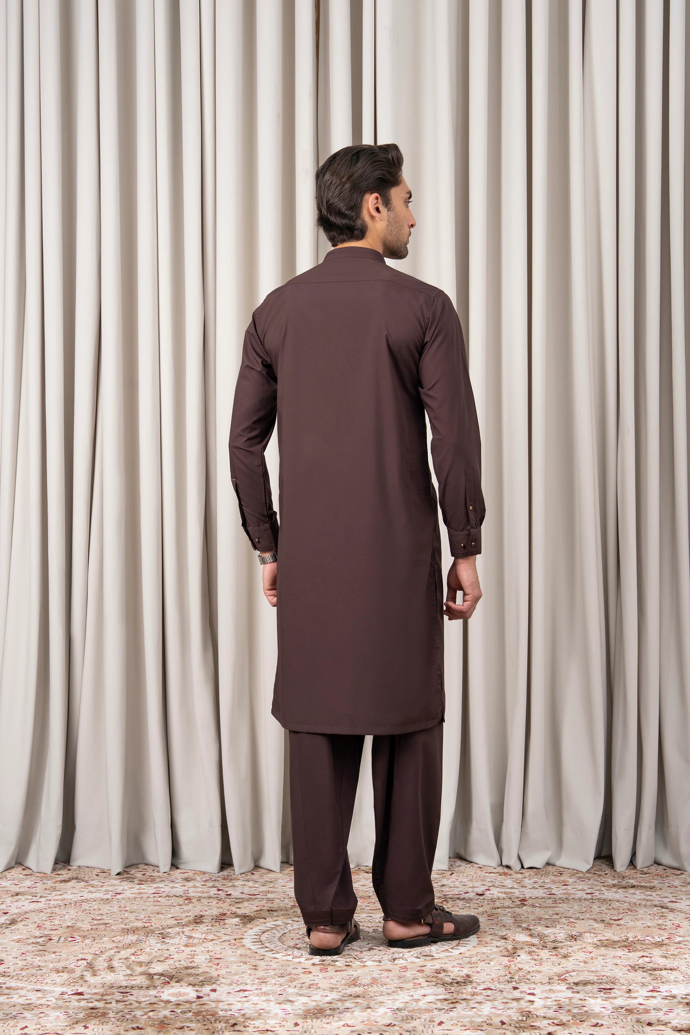 Men's dark brown kameez shalwar with long kurta and matching trousers, back view